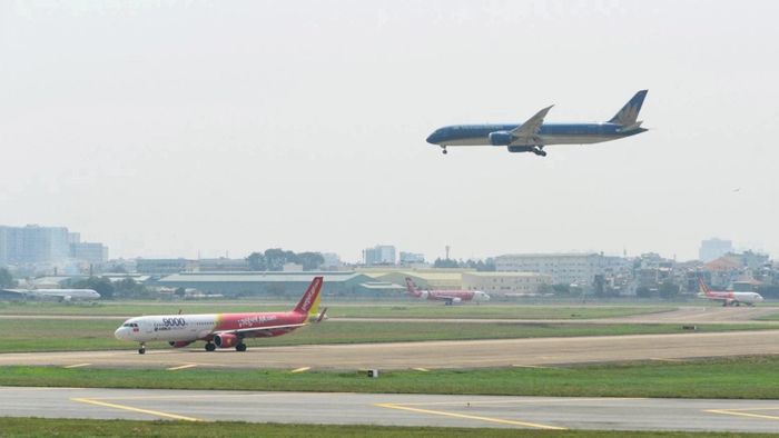 Sân bay Tân Sơn Nhất chi gần 400 triệu đồng để gắn 8 thiết bị phát âm thanh xua đuổi chim. Ảnh Quốc Quang