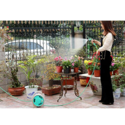 Chăm sóc cây bằng bộ vòi Rulo tưới cây