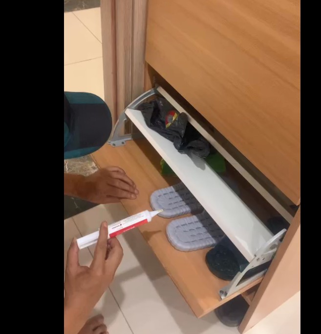 Bơm bả gián vào các góc khe